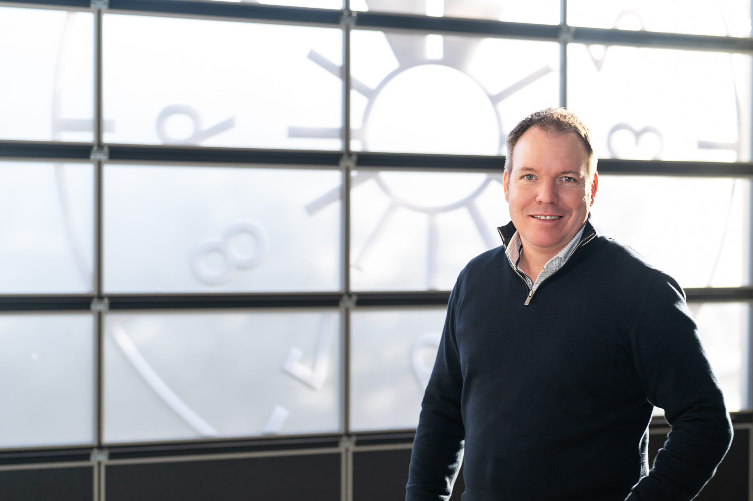 Inhaber Markus von Dollen im Büro am Telefon