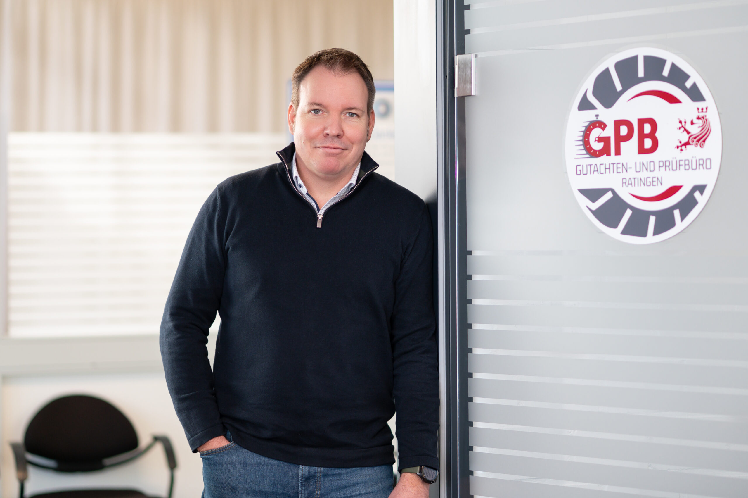 Inhaber Markus von Dollen vor Haupteingang